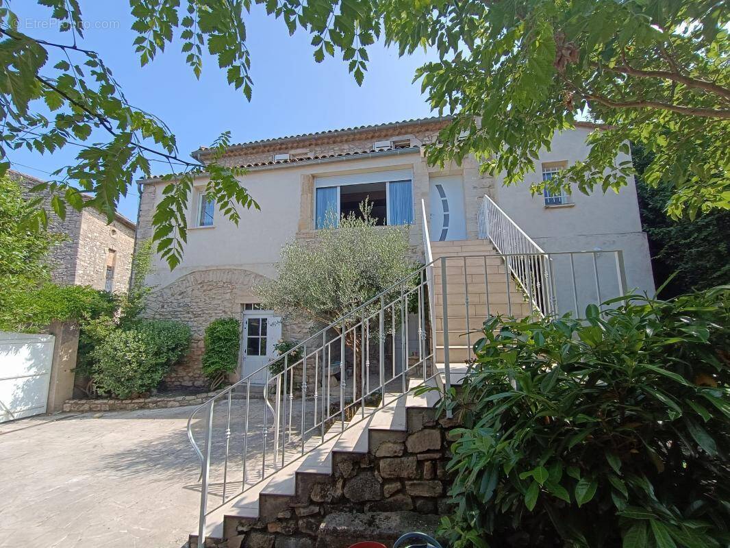 Maison à SAINT-JEAN-DE-MARUEJOLS-ET-AVEJAN