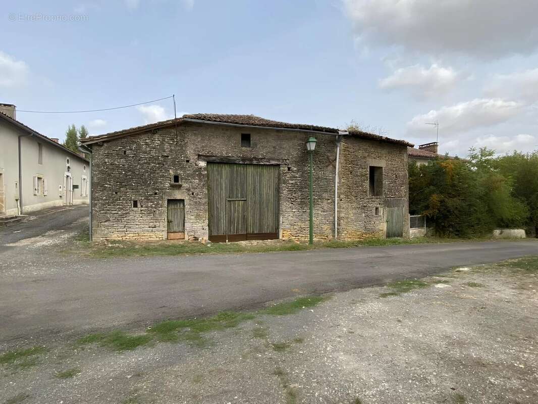 Maison à rénover avec grange et terrain à 20 minutes de Civray - photo 11