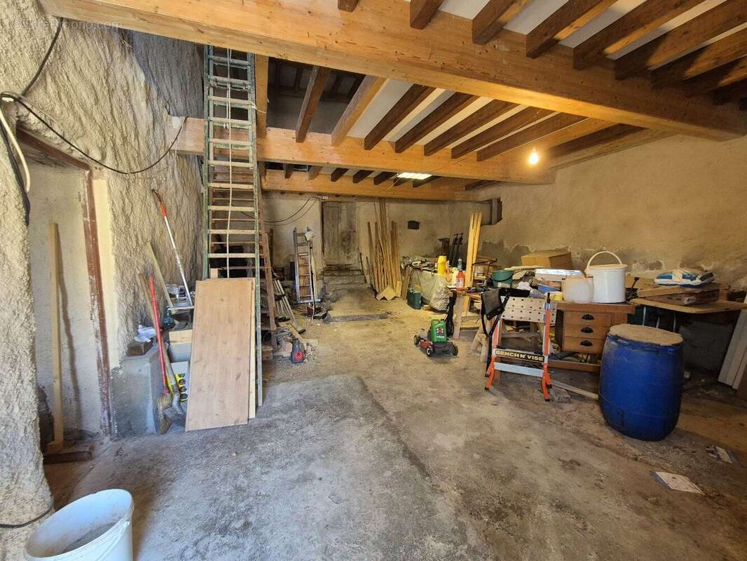 Maison de 380 m² à rénover avec jardin de 529 m². - photo 10