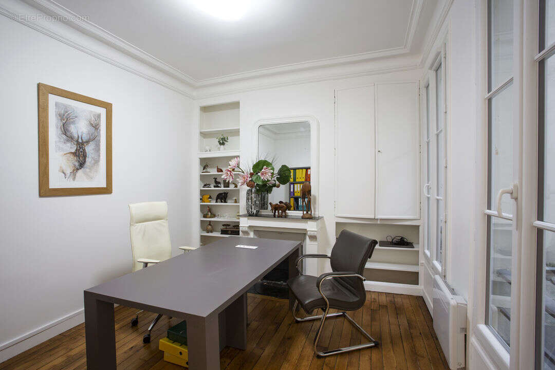 Commerce à PARIS-9E