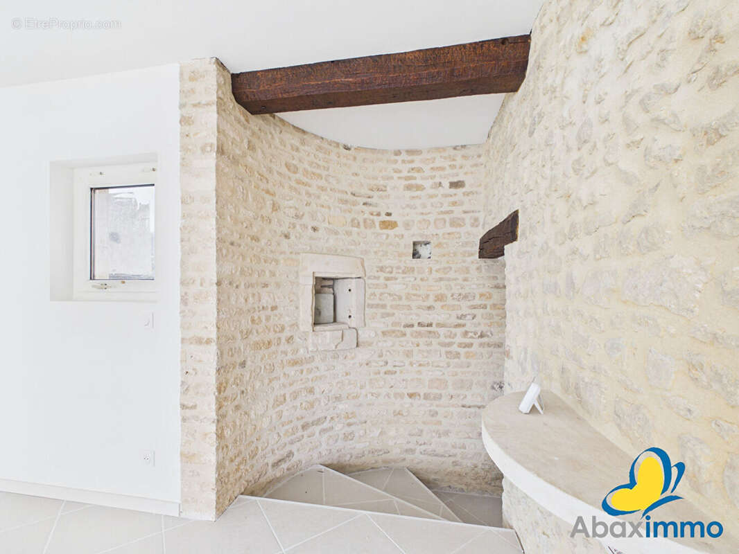 Maison en pierre rénovée avec beau terrain! - photo 3