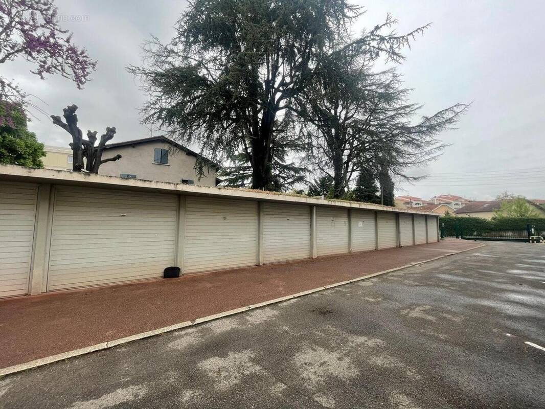 Photo 1 - Parking à BRON