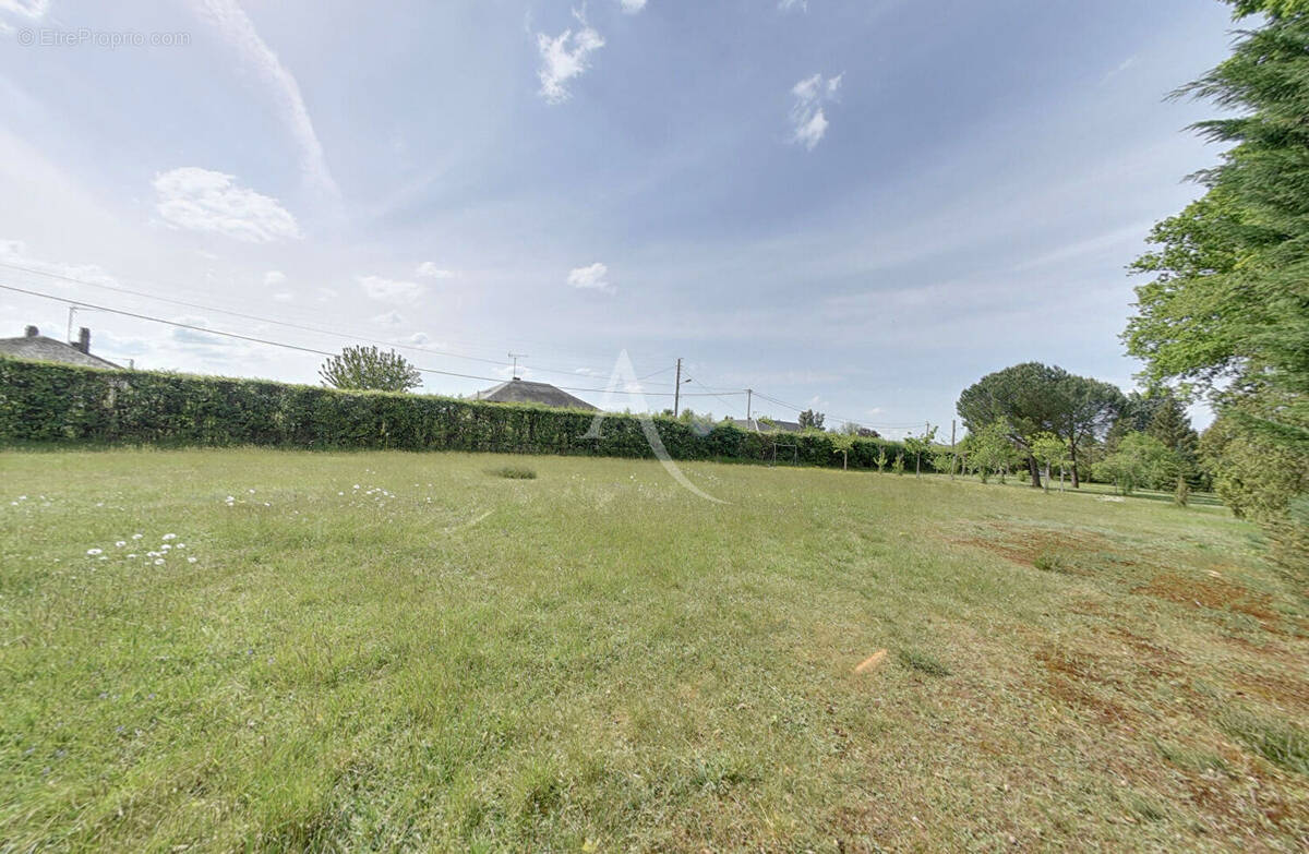 Terrain à SAINT-SEBASTIEN-DE-MORSENT