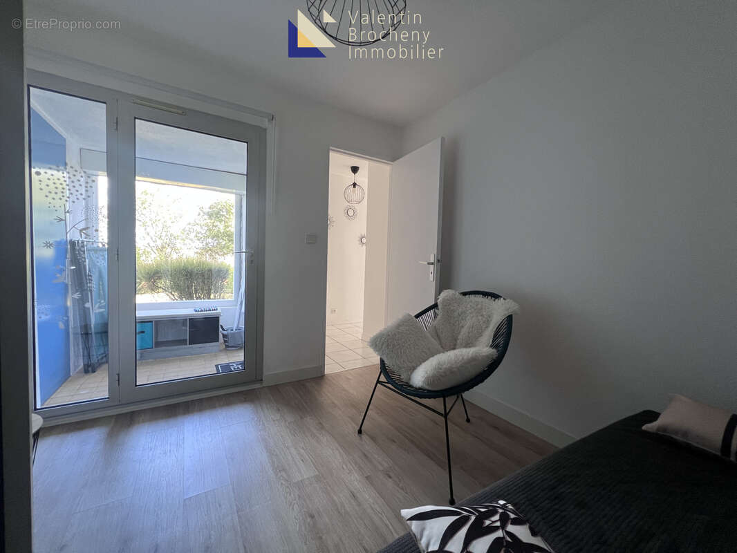 Rez de jardin - T3 avec terrasse et parking - photo 4
