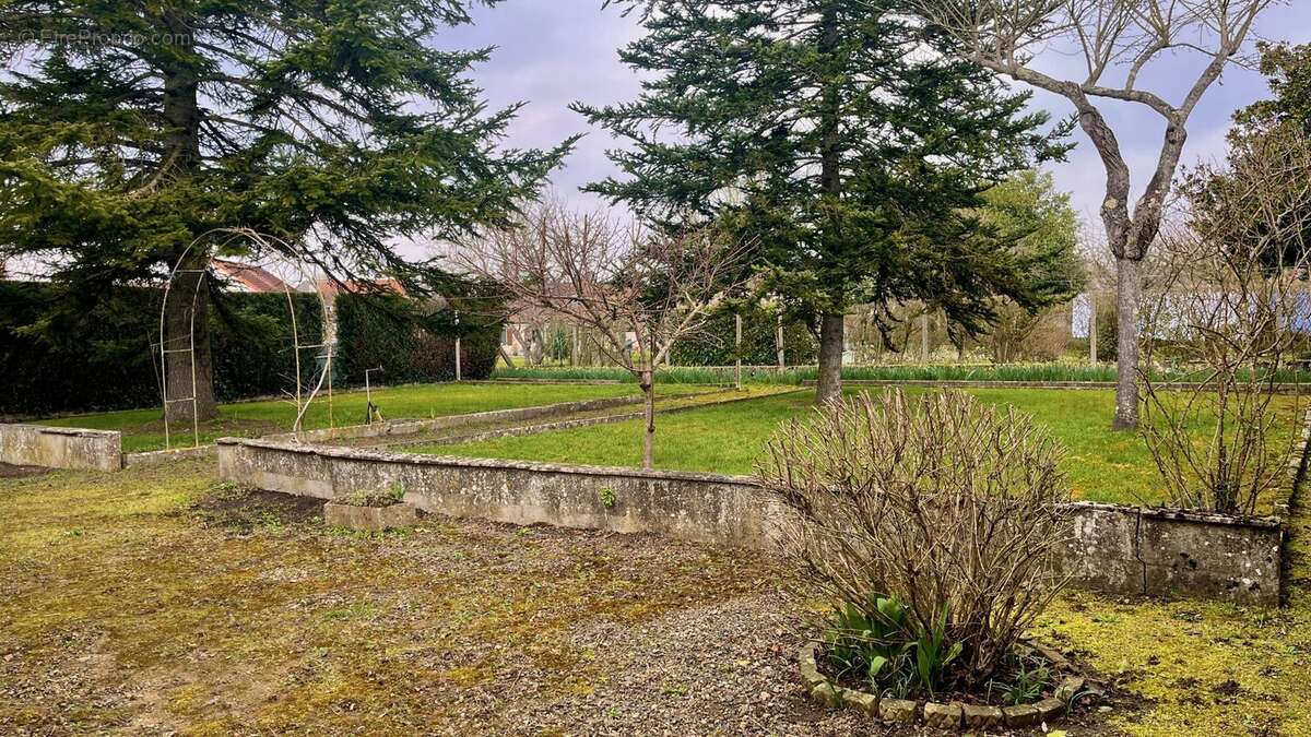 Maison à SAINT-COSME-EN-VAIRAIS