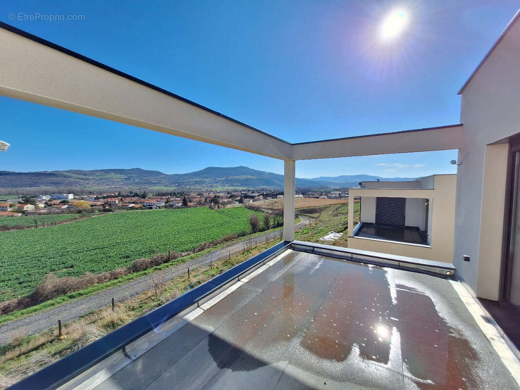 Maison à LES MARTRES-DE-VEYRE