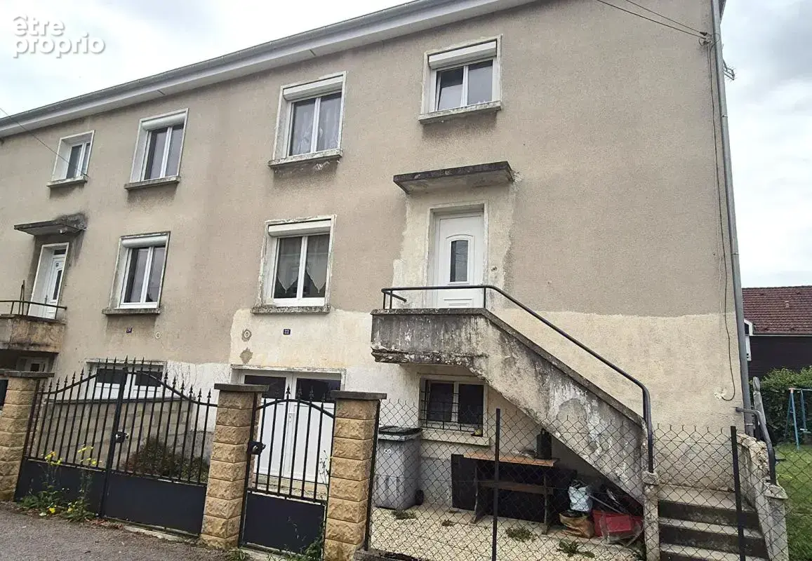 Belle Maison sur Sous-sol de 88 m² Rénovée avec Cours, Cave, Buanderie, Garage de 24 m² et un Terrain clos et entretenu de 329 m - photo 2