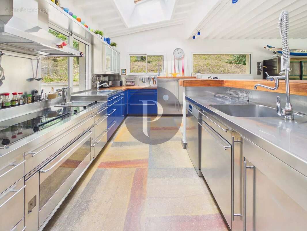 VAUHALLAN – Propriété 7 pièces – Réception 100 m² - Vue dominante – Terrain boisé 4726 m² - photo 8