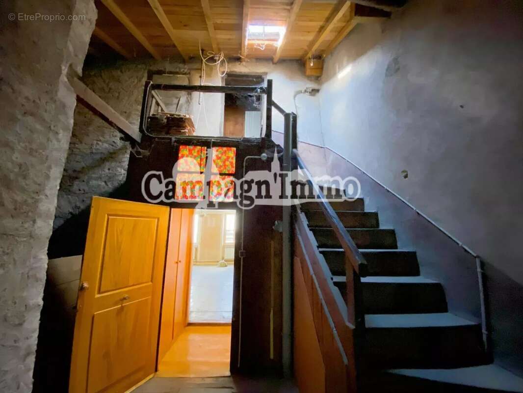 Maison à SAINT-CYR-DE-VALORGES