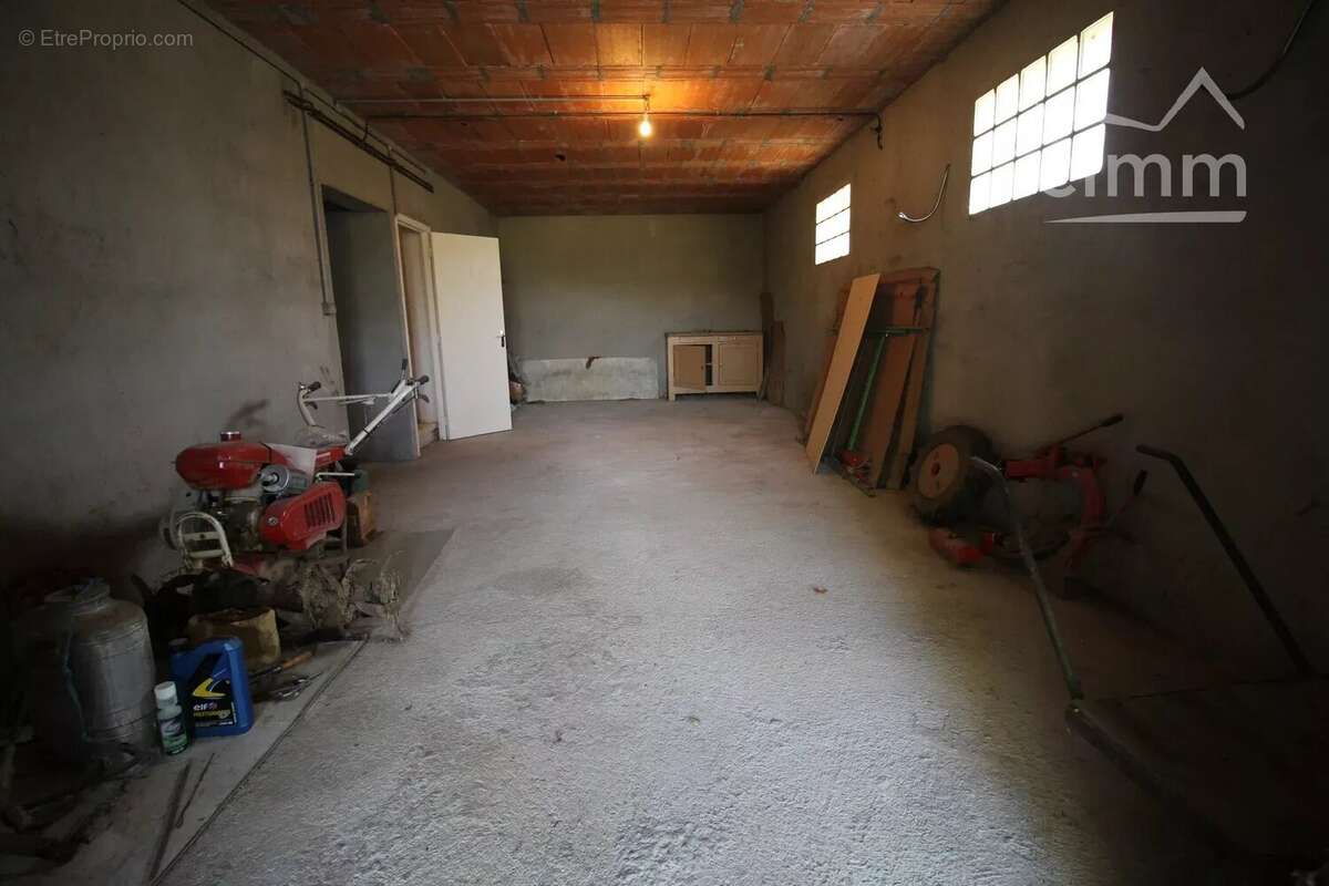 A vendre une villa de 216m² avec annexes et grand garage sur une parcelle de 9755m² - photo 22