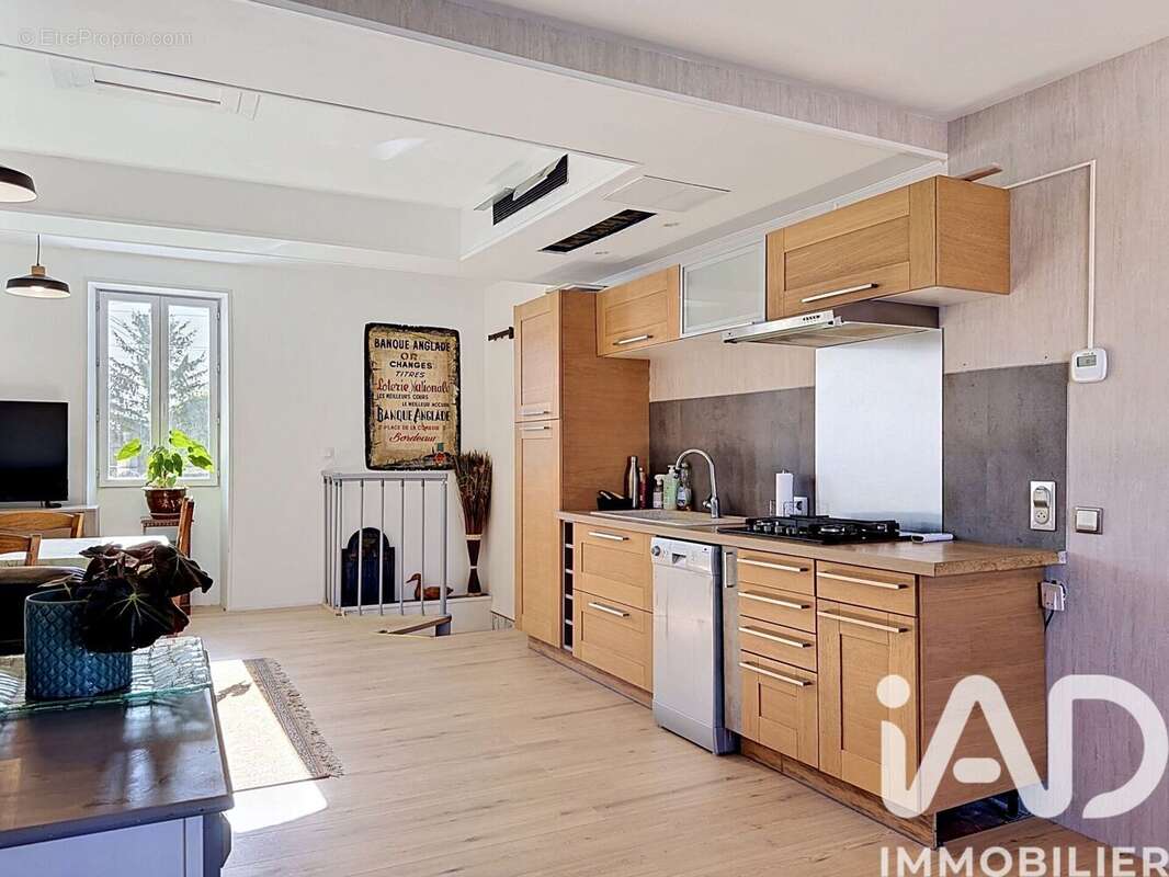 Maison 204 m² à Neuillac  - photo 3