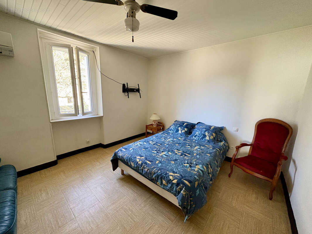 Maison à SAINT-JEAN-DE-MARUEJOLS-ET-AVEJAN