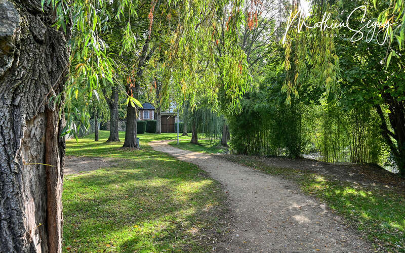 Terrain à SAINT-GENIS-LAVAL