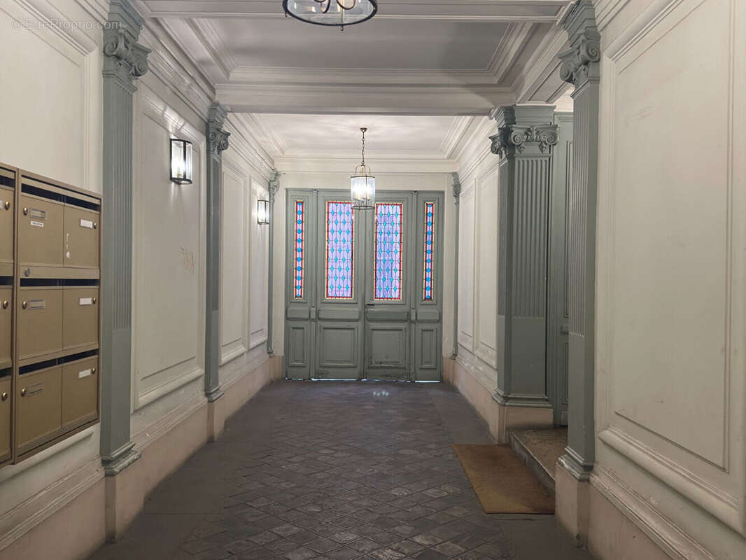 Commerce à PARIS-9E