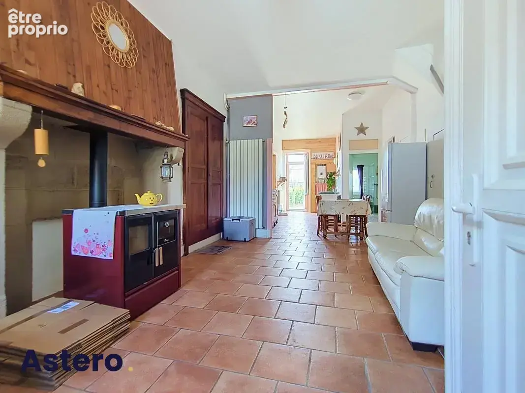 Combrailles (63)-maison de maitre en pierres 211m² renovee-4 chambres-jardin - photo 3