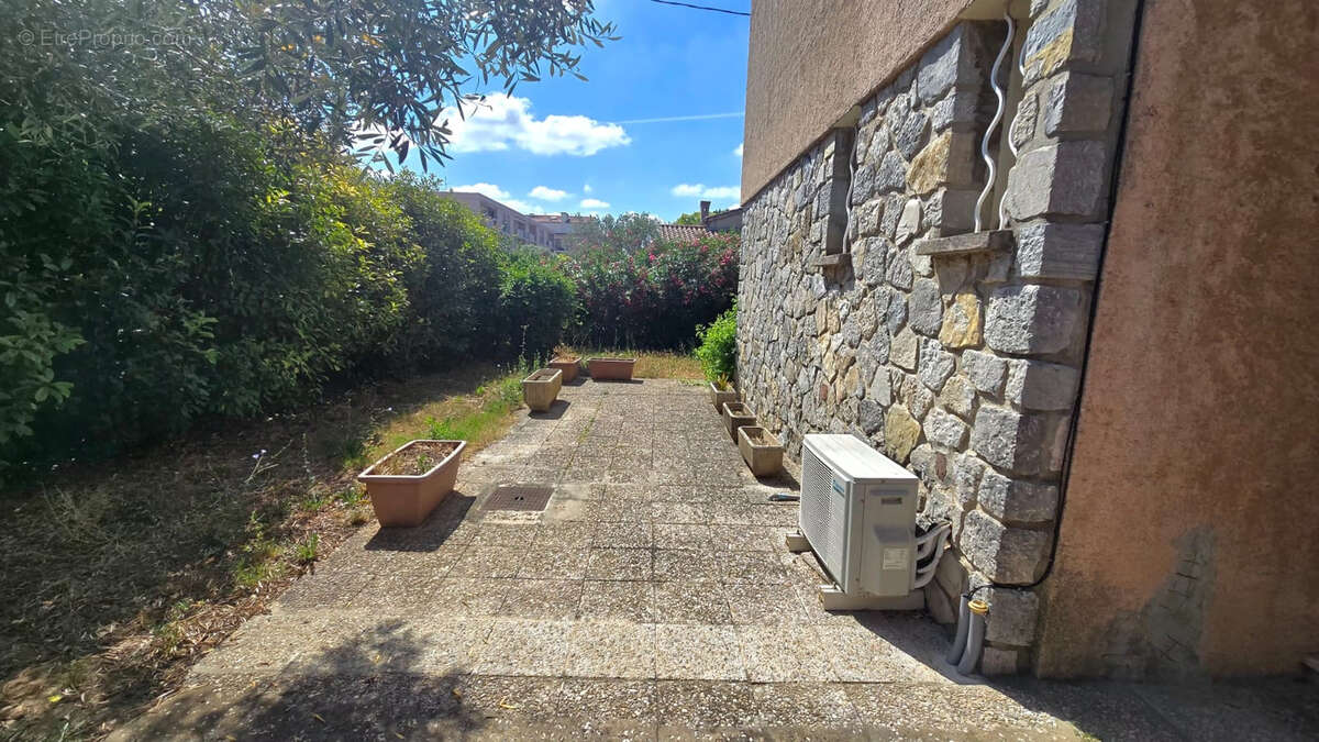 LA CRAU - BAS DE VILLA avec jardin de 173 m2 - photo 2
