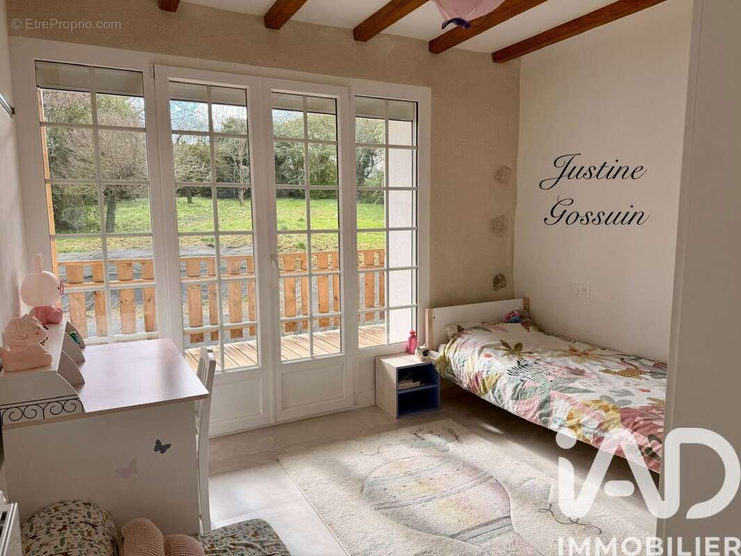 Maison 260 m² à Mesigny  - photo 7