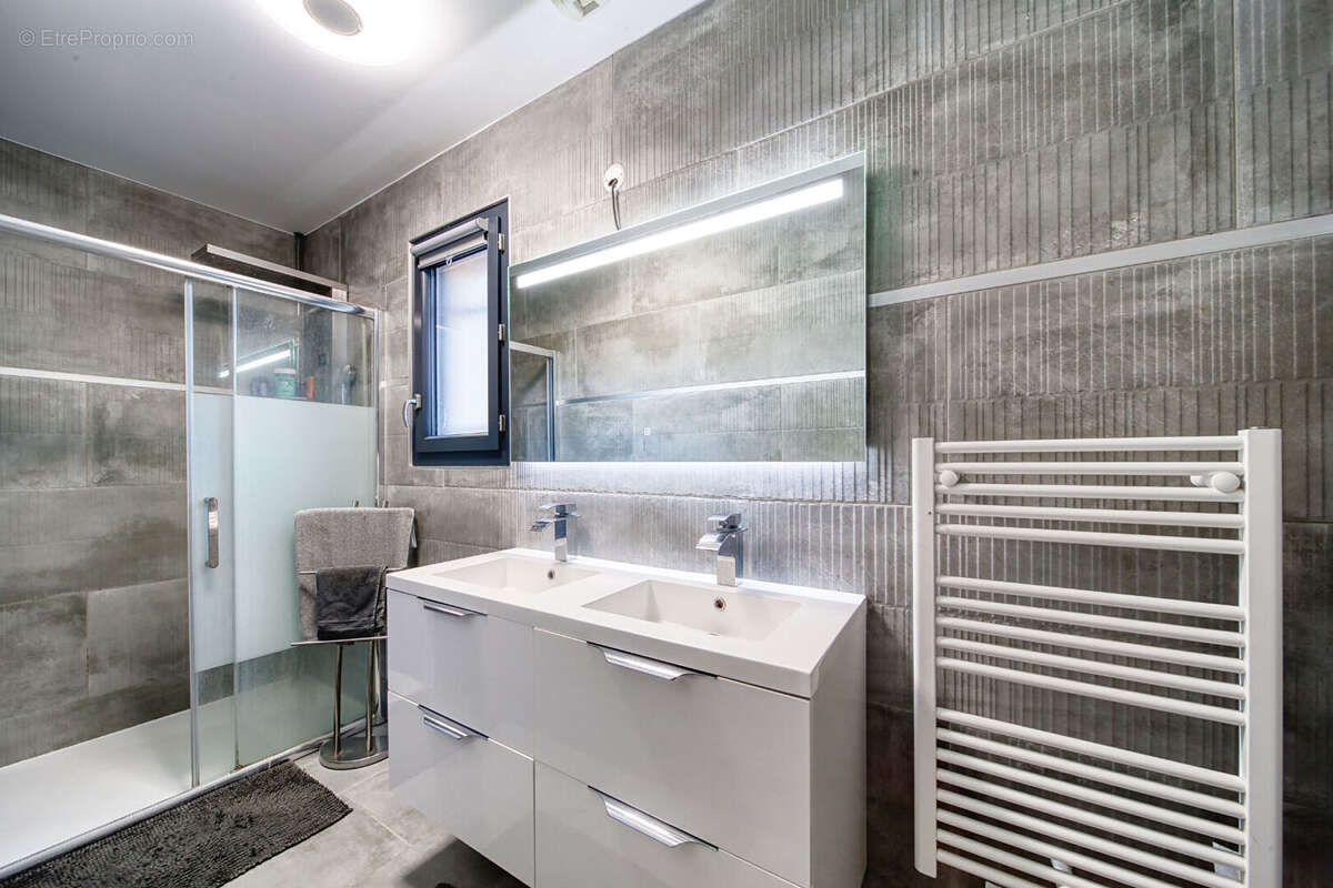 Espace et lumière : Découvrez cette maison récente de 150m² avec piscine. - photo 14