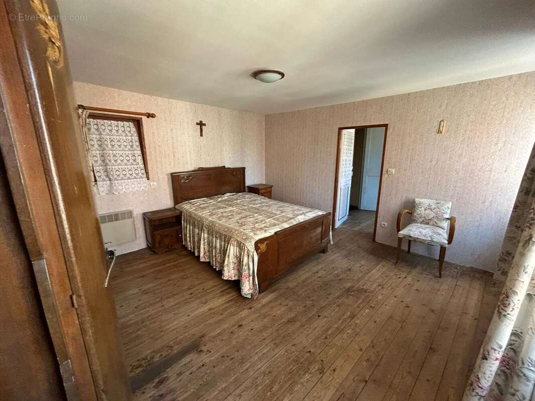 Maison de ville située à 10 km de Bernay. - photo 5