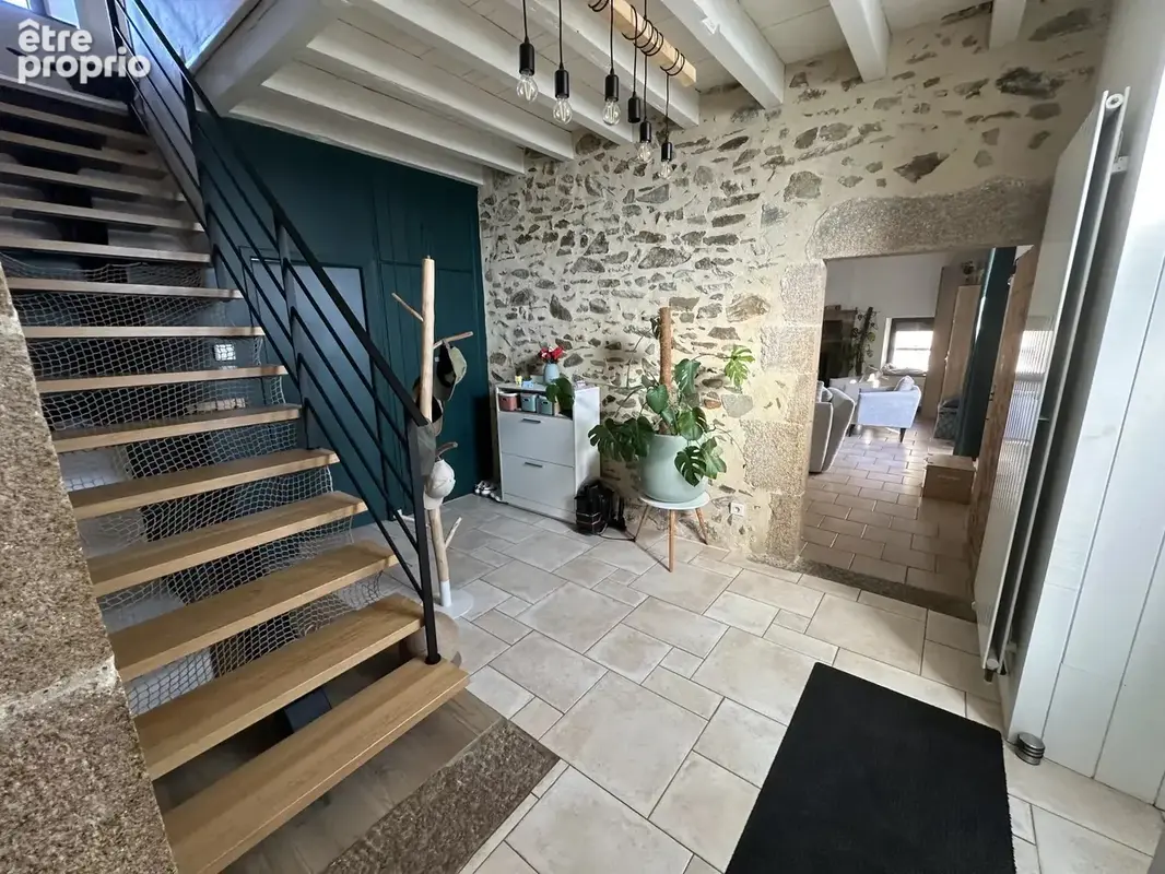 Ancien corps de ferme rénové, 5 chambres + gite + grange de 204 m² et 4 196 m² de terrain - photo 17