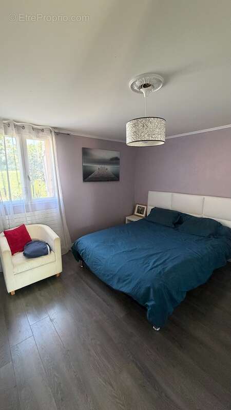 Chambre 1 ? Placard intégré - Appartement à CRANVES-SALES