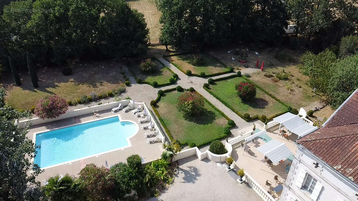 Magnifique Demeure dans le style néo paladien de 750 m2 comprenant 9 suites et 3 chambres avec un terrain de 1 - photo 3