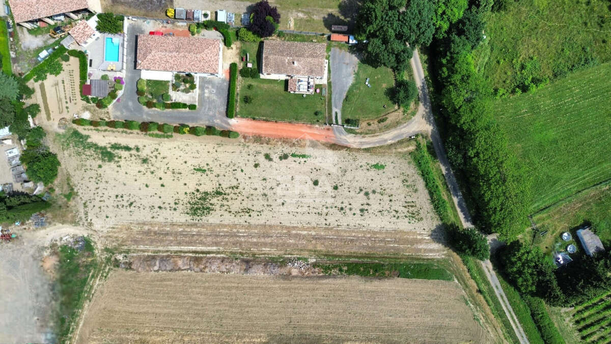 Terrain à SAINT-MARTIN-DE-VILLEREGLAN
