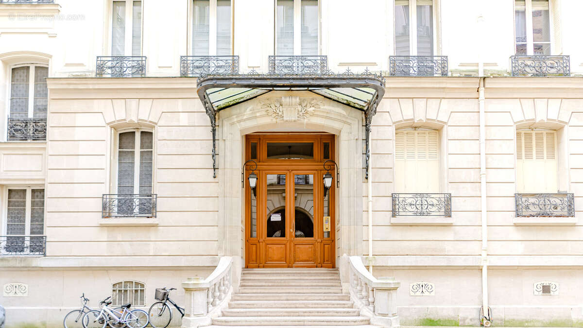 VENTE Paris 7e Champs de Mars  Appartement familial 3 chambres parquet moulures cheminées - photo 14
