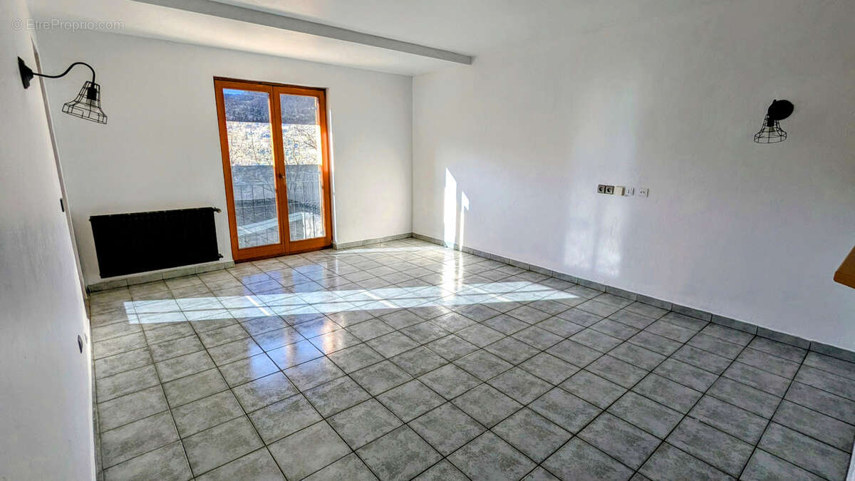 À Tourrettes-sur-Loup   Maison composée de 3 appartements + studio, piscine et vaste sous-sol - photo 18