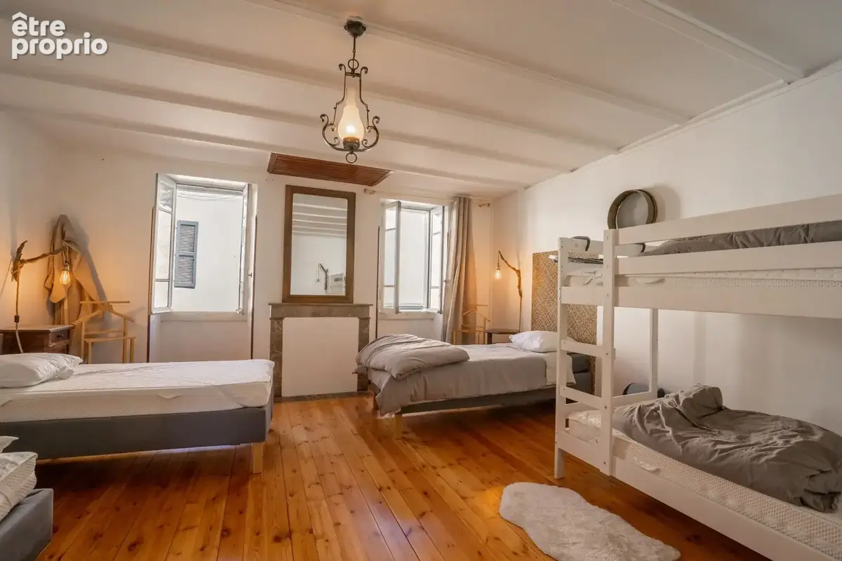 Maison en centre ville de 200 m2 , 5 chambres, cave, local commercial, 2 garages, une dépendance et un jardin - photo 10