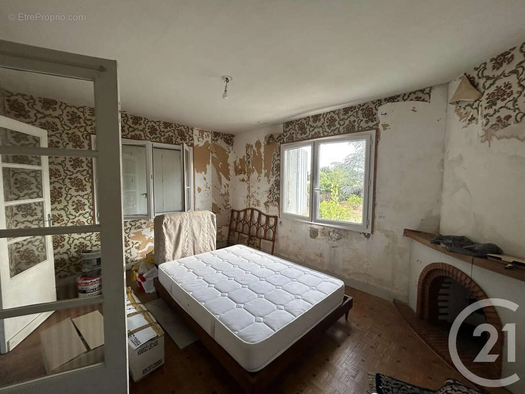 Maison 205 m² à Les Eglisottes-Et-Chalaures  - photo 14