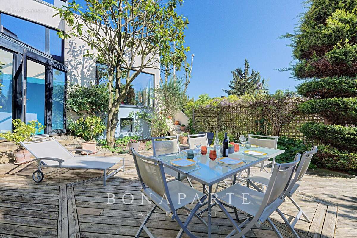 Maison d’architecte – 316 m² habitables – Dépendance indépendante – Piscine intérieure – Sous-sol total – Jardin paysagé de 800  - photo 3