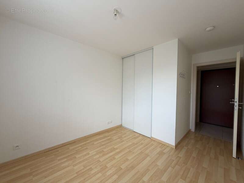 ROSENAU – Très bel appartement 2 pièces de 43 m² avec terrasse de 10 m², cave et 2 places de parking privatives – À proximité im - photo 7