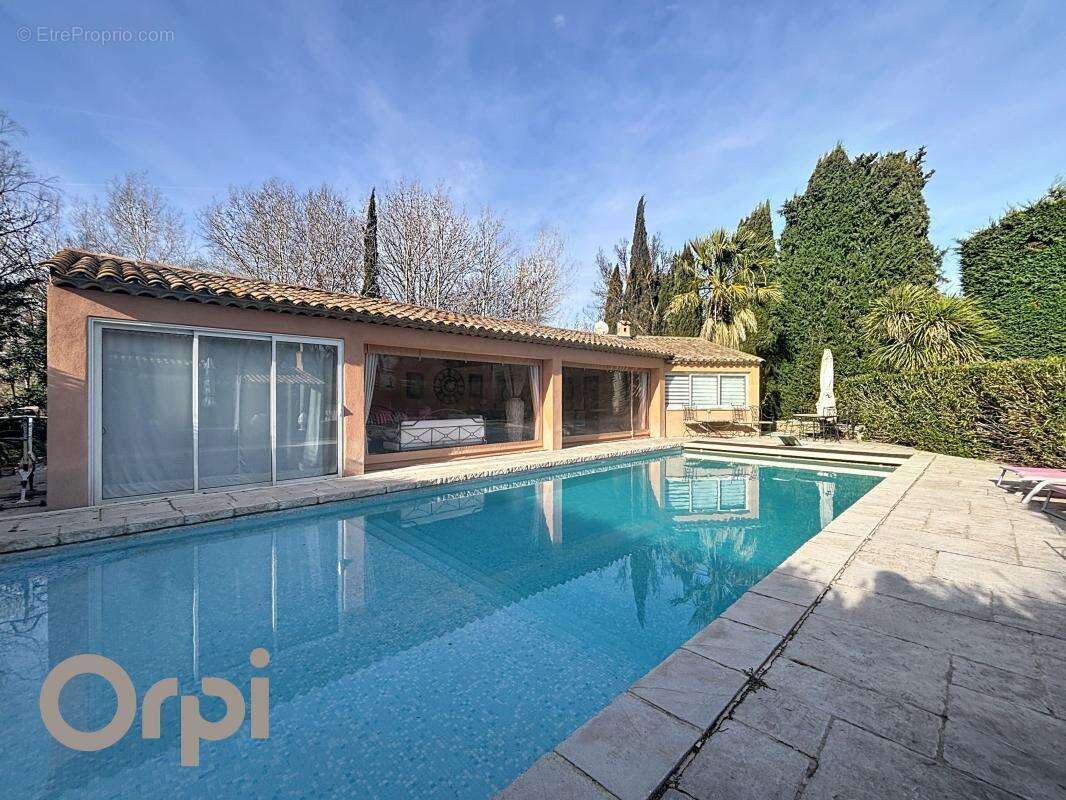 Maison à ROQUEBRUNE-SUR-ARGENS