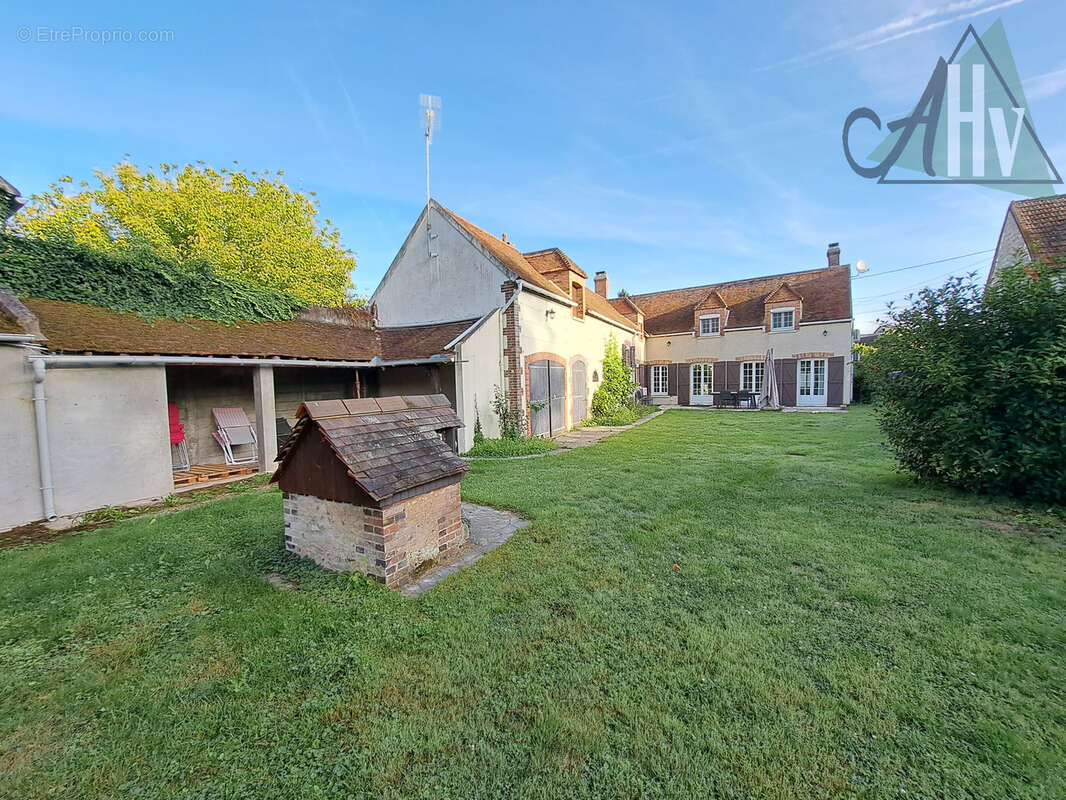 Proche VILLENEUVE L'ARCHEVEQUE - Longère rénovée de 160 m2 avec 4 chambres, dépendances et jardi - photo 19