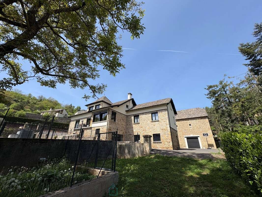 Propriété d'exception  274 m² habitables + 699 m² de dépendances et garages - photo 4