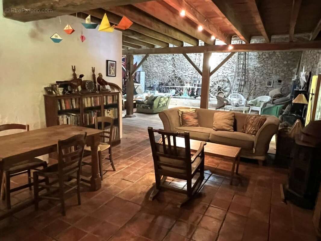 Maison en pierre de 300m² - 4 chambres et jardin joli - photo 4