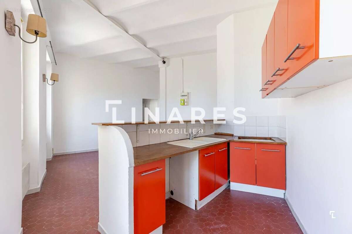 À DEUX PAS DU PORT - Appartement T3 de 52m2 - 13002 Hôtel-de-Ville - photo 9