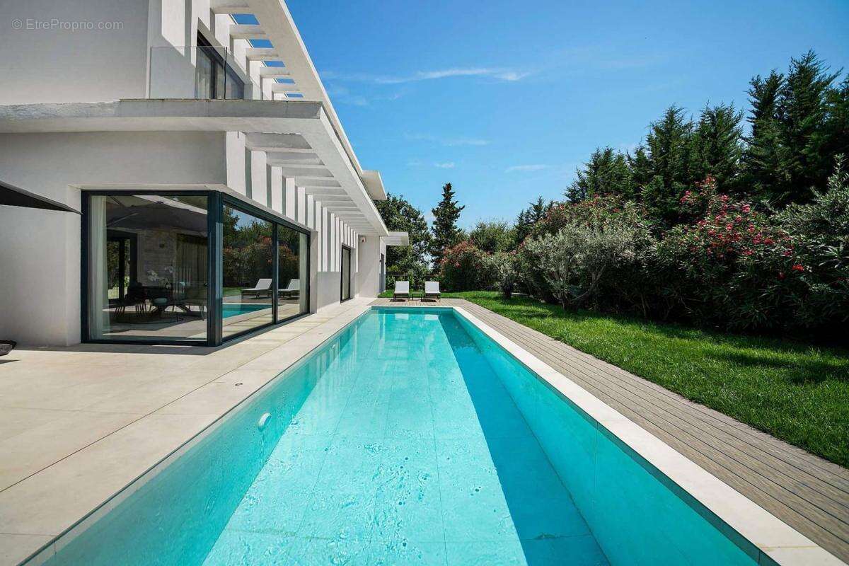 MOUGINS Villa contemporaine au calme dans un quartier hyper-recherché - photo 3