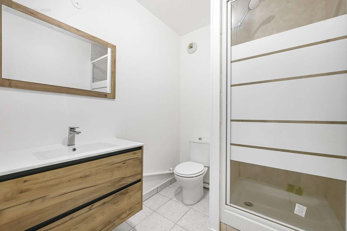 Salle d&#039;eau parentale - Appartement à SAINT-DENIS