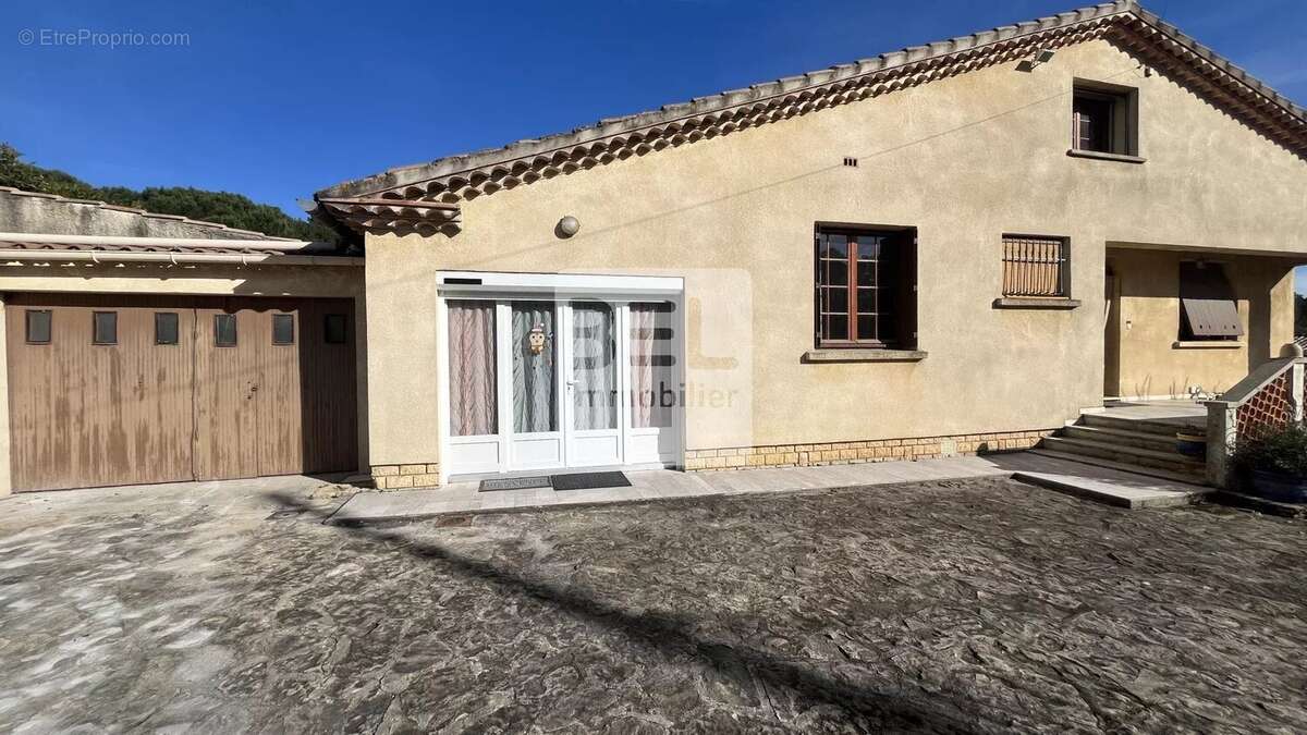 Maison à LAUDUN-L'ARDOISE