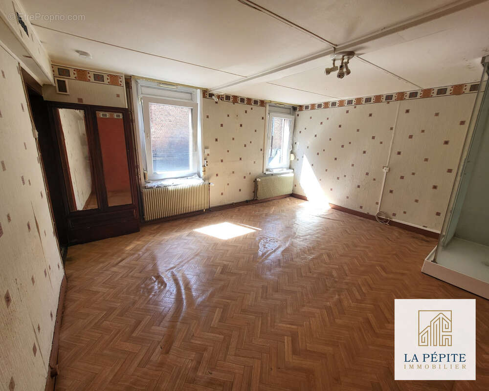 Longère mitoyenne 2 chambres avec 2 garages indépendants au coeur du centre de Solre-le-Château (59740) - photo 7