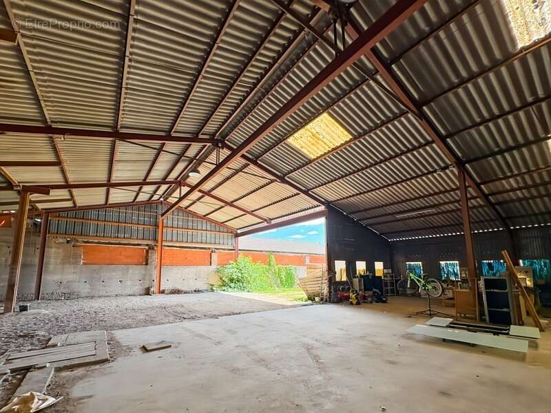 Maison familiale de 143m2, piscine, hangar de 300m2 et terrain clos de 1136m2 - photo 15