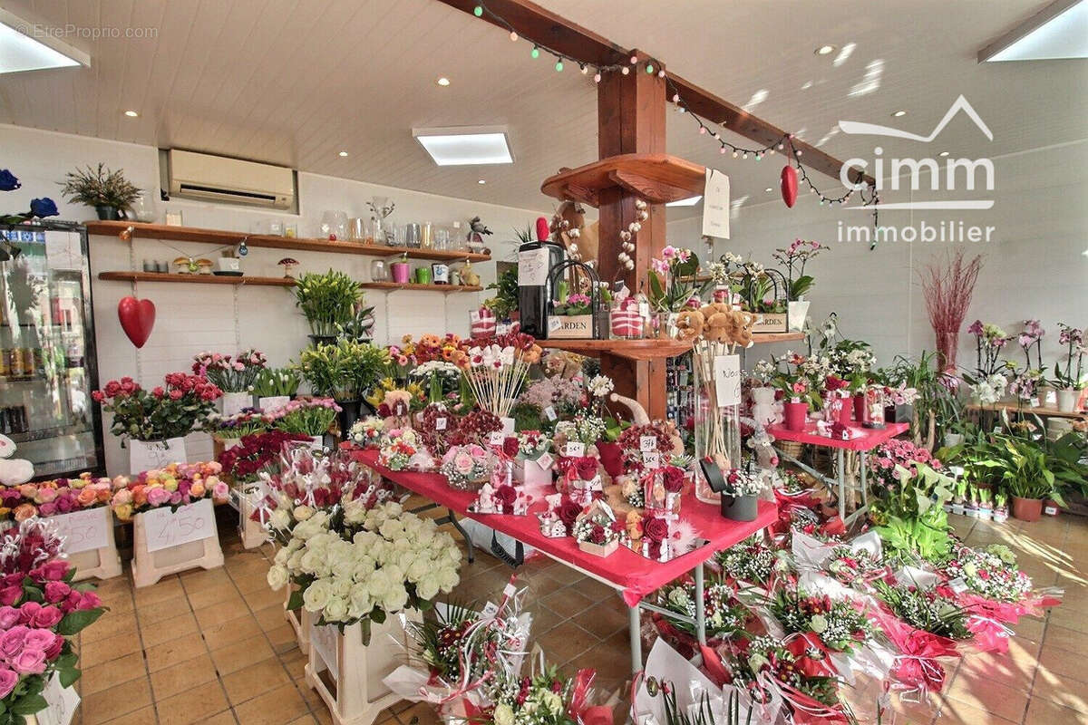 Commerce à SAINT-SIMEON-DE-BRESSIEUX