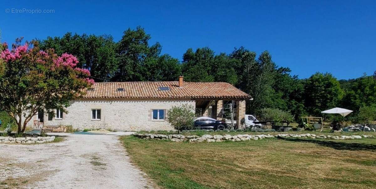 Belle maison en pierre rénovée - 163 m² habitables avec piscine et dépendances - photo 3