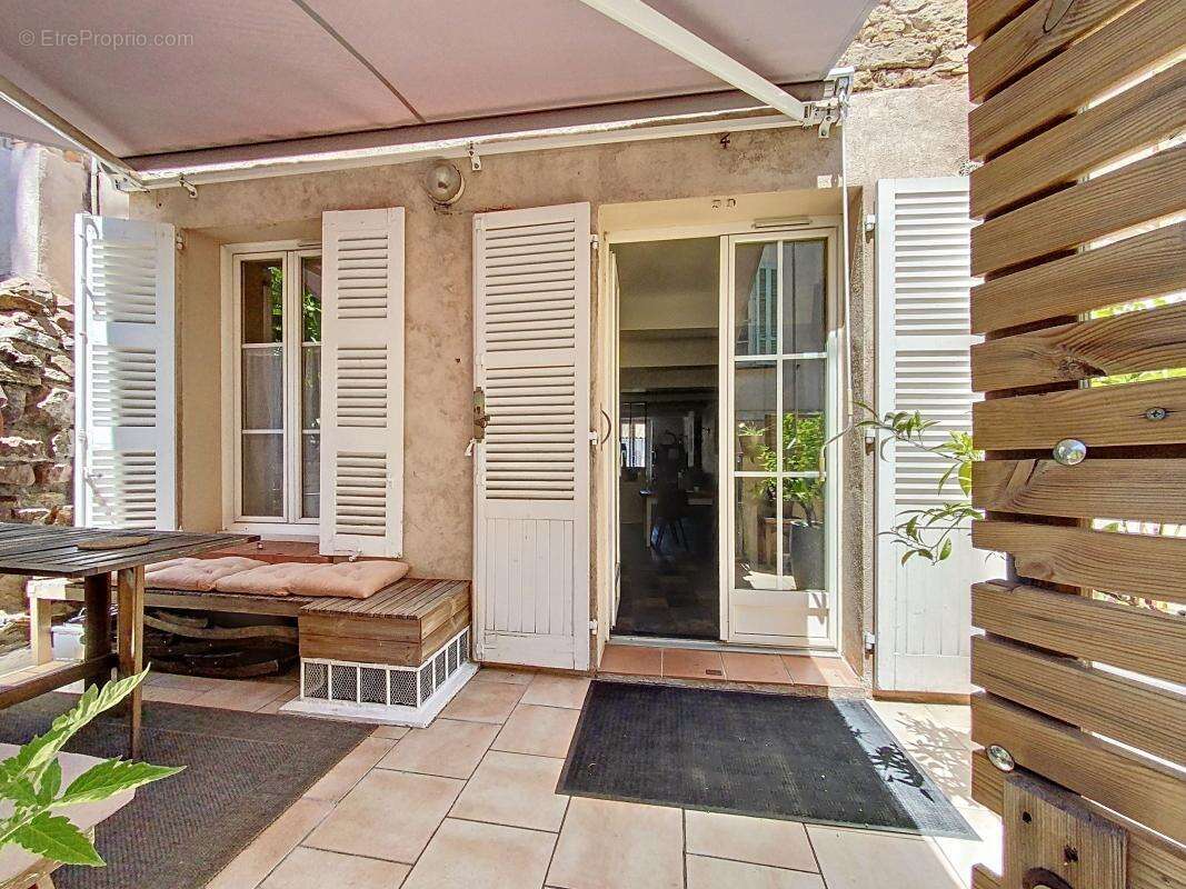 Appartement à ROQUEBRUNE-SUR-ARGENS