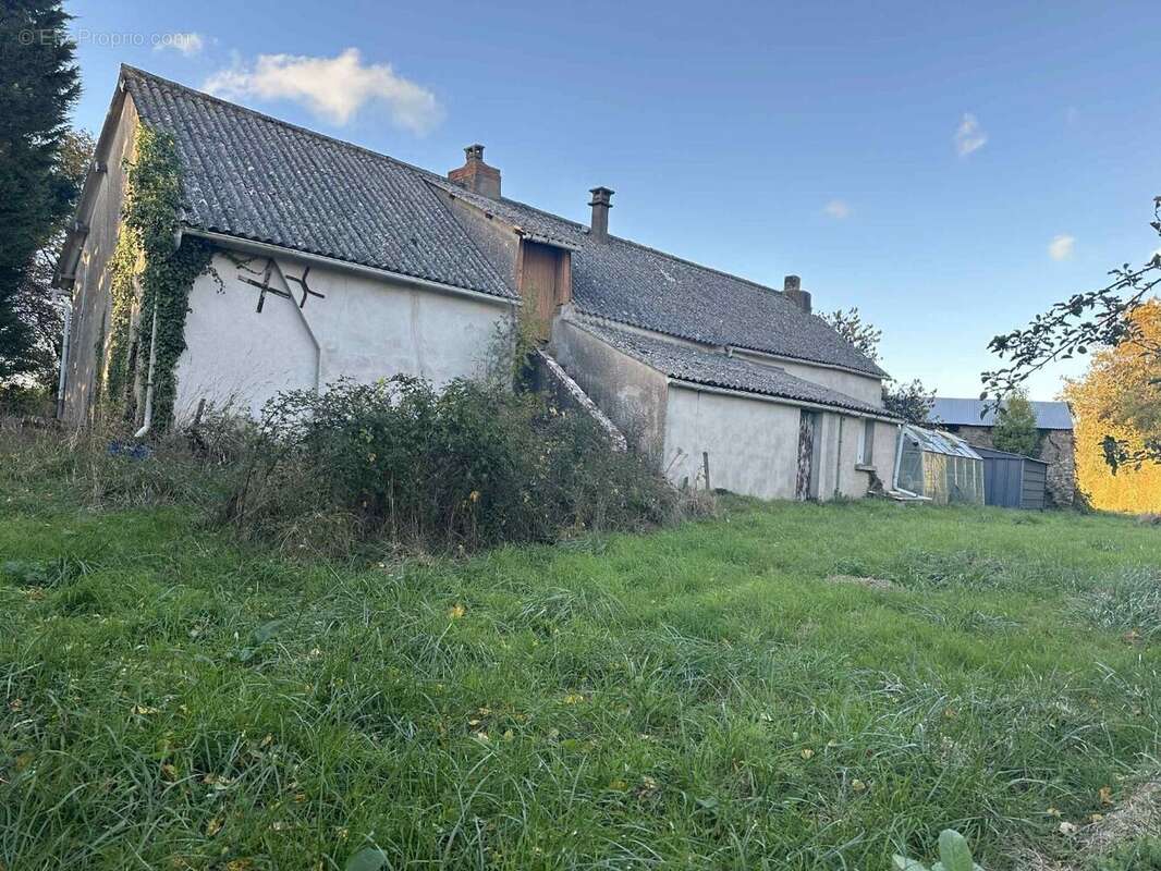 Maison à SAINT-LAMBERT-DU-LATTAY