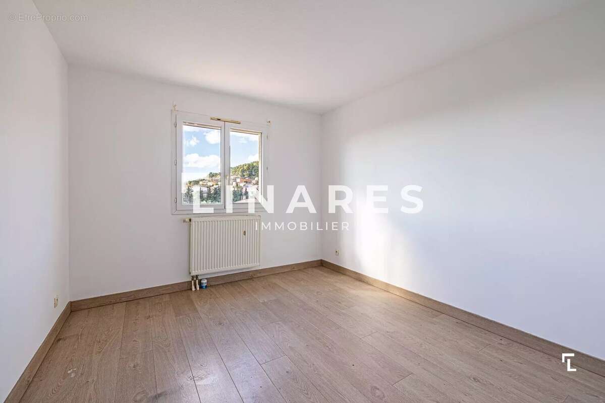 LA PALAMA - Villa T7 de 155m2 - Piscine - Terrain de 576 m2 - 13013 Château-Gombert - photo 15