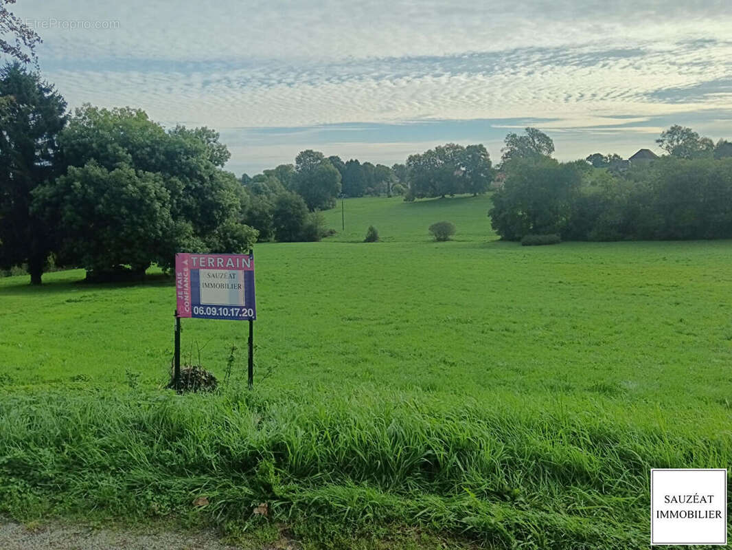 Terrain à MAGNAC-BOURG