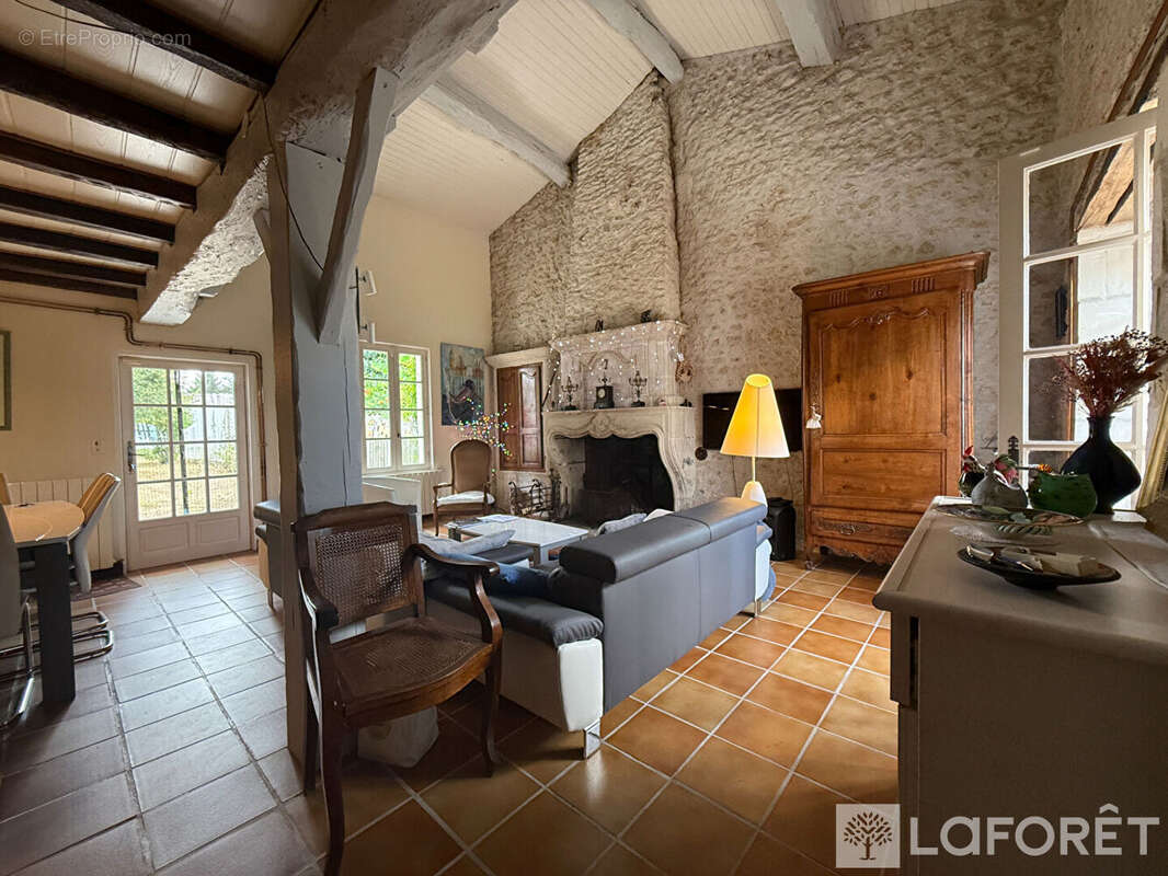Exclusivité laforet  - maison de caractère - 4 chambres - grand terrain - proche saintes - photo 2